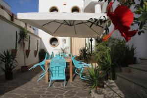 塔维亚诺Casa Con Vista的庭院配有桌椅和遮阳伞。