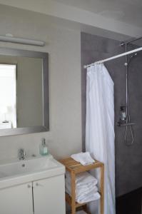 格仑达积图老邮局酒店的浴室配有淋浴帘和盥洗盆。