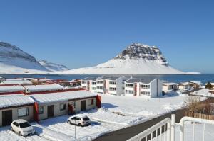 格仑达积图老邮局酒店的雪地中的度假胜地,背景是一座山