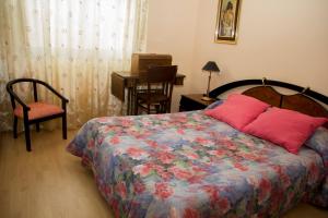 阿韦哈尔Casa Rural el Cedro的一间卧室配有一张床、一把椅子和一张书桌