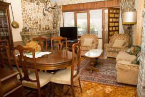 阿韦哈尔Casa Rural el Cedro的一间带木桌和椅子的用餐室