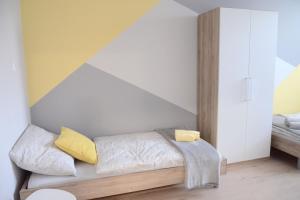 布拉迪斯拉发布拉迪斯拉发旅舍的一间卧室配有一张带黄色枕头的床