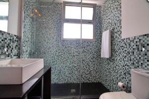蒂哈拉费Villa Cristal的一间带玻璃淋浴和水槽的浴室