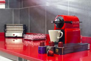 瓦伦西亚瓦伦西亚麦尔顶层公寓的红色咖啡桌边的红色咖啡