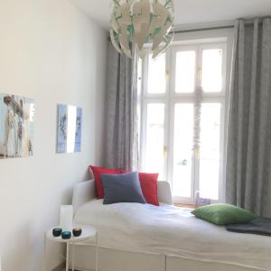 罗斯托克Gemütliche Koje的一间卧室配有一张带窗户和吊灯的床。