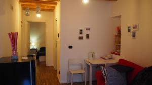 莫尔费塔Borgo Marino的一间带厨房的房间和一间带桌子的客厅