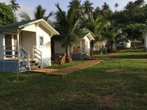 Porto AlegreN`Guembú Nature Resort的海滩上的一排小屋