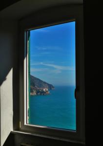 克里日亚拉波萨达酒店的从窗户可欣赏到海景