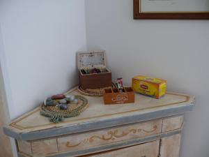 克里日亚拉波萨达酒店的木梳妆台,上面有时钟和盒子