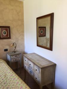 克里日亚拉波萨达酒店的卧室配有梳妆台和墙上的镜子