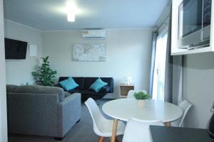 Rose Apartments Central Rotorua- Accommodation & Private Spa的休息区