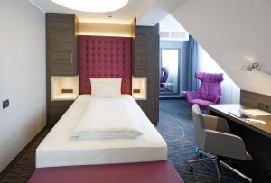 杜塞尔多夫慕尼黑斯塔迪特酒店的配有一张床和一张书桌的酒店客房