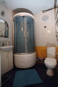 Leninsk-KuznetskiyКирова 81的带淋浴、卫生间和盥洗盆的浴室