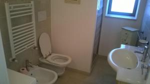 奥斯图尼Trullo saraceno的一间带卫生间和水槽的浴室