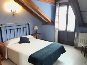 桑提亚纳德玛卡巴纳德萨蒙旅馆的一间卧室设有一张大床和一个窗户。
