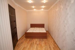 Leninsk-KuznetskiyКирова 116的小房间,设有床和门