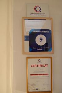 洪波莱茨汉姆波雷克旅馆的两个框架证书和墙上的标志