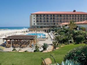 荷兹利亚丹阿卡迪亚荷兹利亚酒店的享有海滩和度假村景色的酒店