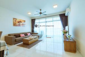 新山AEON Bukit Indah by JBcity Home的客厅配有沙发和桌子