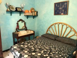 卡莫利La casa di Francy的一间卧室配有一张床和一张带镜子的桌子