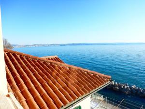 的里雅斯特Villa Tergeste的从建筑屋顶上可欣赏到海景
