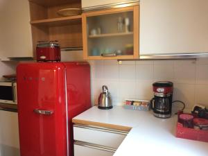 代森扎诺-德尔加达Horto Terapeutico Home的厨房配有旧红色冰箱
