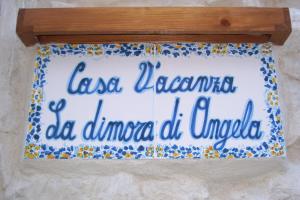拉古萨La Dimora di Angela的读少于朱美拉的字体的墙上的标志