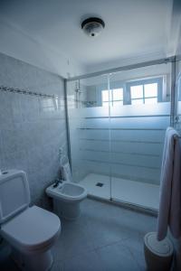 克鲁什港科斯塔琳达酒店的一间带卫生间和玻璃淋浴间的浴室