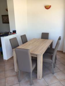 坎波内莱尔巴Villa La Pila的一张木桌,四周摆放着六把椅子