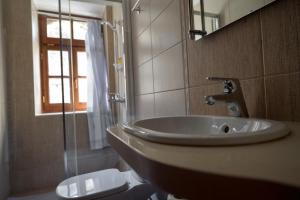 吉诺卡斯特克莱米2号酒店的一间带水槽和卫生间的浴室以及窗户。