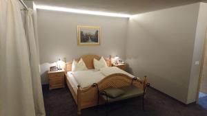 蒂鲁罗Furggerhof的一间卧室配有一张床和两个带灯的床头柜