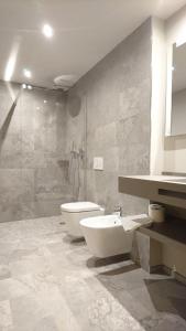 蒂鲁罗Furggerhof的浴室配有卫生间、盥洗盆和淋浴。