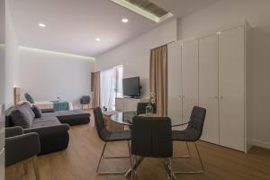 大加那利岛拉斯帕尔马斯Lofts MSH Canarias的客厅配有沙发和桌子