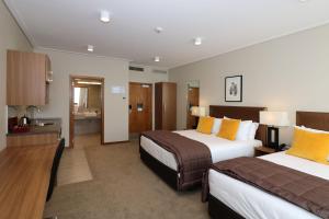 但尼丁达尼丁维多利亚酒店的酒店客房带两张床和一间浴室