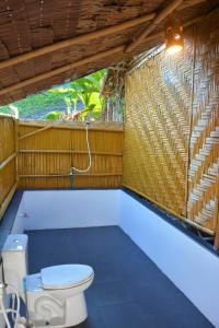 丽贝岛弗拉日出潜水度假酒店的竹墙内带卫生间的浴室