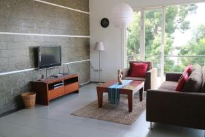 万隆Villa Babeh的带沙发和电视的客厅