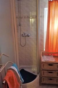 SmržovkaHaus Marta的浴室内提供一张婴儿床和淋浴