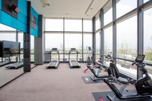 斗六市三好国际酒店的大楼内带跑步机和有氧器材的健身房