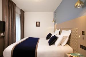 波尔多波尔多住家酒店的酒店客房配有一张带枕头的大床