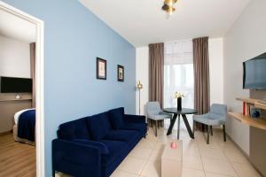波尔多波尔多住家酒店的客厅配有蓝色的沙发和桌子