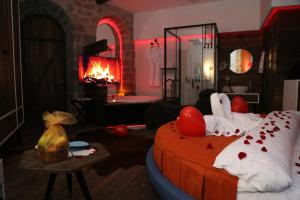 特拉布宗Cephanelik Butik Hotel的客房设有一张床和一个带红灯的壁炉