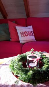 勒芬根Ferienwohnung Hasenfratz的一张带家庭枕头的沙发上的圣诞花圈