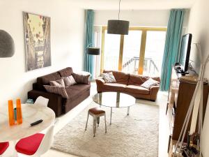 卢森堡Spacious flat in the heart of the City Center! Ideal for a family!的客厅配有沙发和桌子