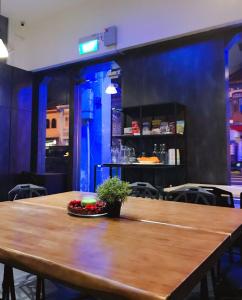 新加坡亚特兰蒂斯豆荚旅馆@小印度的餐厅的一张大木桌,餐桌上摆着西德克斯
