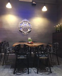 新加坡亚特兰蒂斯豆荚旅馆@小印度的一间带木桌和椅子的用餐室