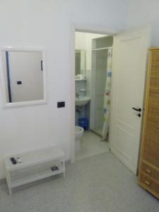托里德欧索Casa Vacanza Fiorella的一间带卫生间、水槽和镜子的浴室