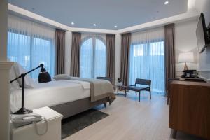 布德瓦麦捷斯提科酒店的卧室配有一张床、一张书桌和窗户。