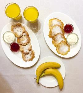 亚列姆切Villa Iris的两盘食物,桌子上放着香蕉