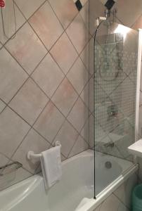 塞尔瓦迪法萨诺西耶拉席瓦娜酒店的带淋浴、浴缸和盥洗盆的浴室