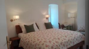 米尔施塔特Turmapartment Lindenhof的一间卧室配有一张带红色和白色棉被的床